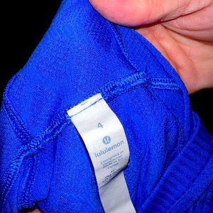 Like New Condition Lulu Lemon Long Sleeve. Gorgeous pattern long in length.